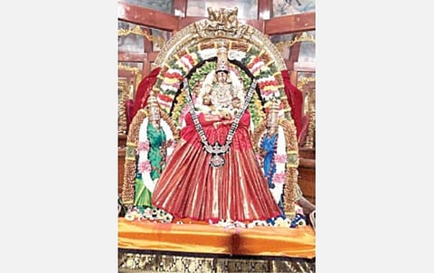 காஞ்சிபுரம் காமாட்சி அம்மன் கோயிலில் நவராத்திரி மண்டபத்தில் சிறப்பு அலங்காரத்தில் பக்தர்களுக்கு அருள் பாலித்த காமாட்சி அம்மன்.