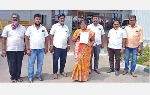 தாழ்த்தப்பட்ட சமூகத்தை சேர்ந்தவர் என்பதால் அலுவலக நிர்வாகத்தில் மிரட்டி பணிய வைக்க முயற்சி? - ஊராட்சி துணைத் தலைவர் மீது திருப்பூர் ஆட்சியரிடம் புகார்