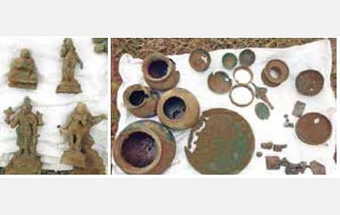 பட்டுக்கோட்டை அருகே அத்திவெட்டியில் வயலில் குழி தோண்டியபோது கண்டறியப்பட்ட 5 உலோக சிலைகள், பழங்கால பொருட்கள்