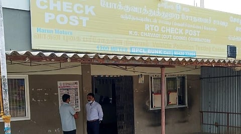 க.க.சாவடி வட்டாரப் போக்குவரத்து சோதனைச்சாவடி அலுவலகத்தில் விசாரணை நடத்தும் லஞ்ச ஒழிப்புத்துறை டிஎஸ்பி கணேஷ்.