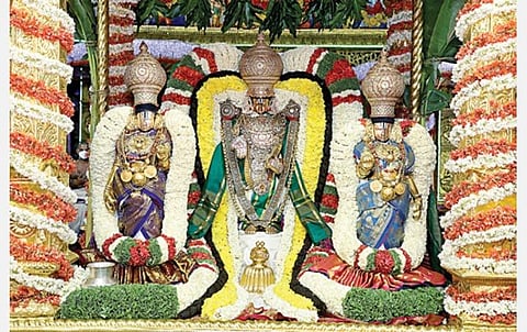 திருப்பதியில் நவராத்திரி பிரம்மோற்சவ விழாவை முன்னிட்டு நேற்று சர்வ பூபால வாகனத்தில் ஸ்ரீதேவி, பூதேவி சமேதமாய் மலையப்பர் எழுந்தருளினார்.