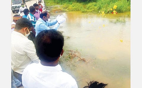 வாணியம்பாடி அடுத்த அம்பலூர் பாலாற்றில் வந்த வெள்ளப்பெருக்கை நேற்று மலர் தூவி வரவேற்ற மாவட்ட ஆட்சியர் சிவன் அருள்.