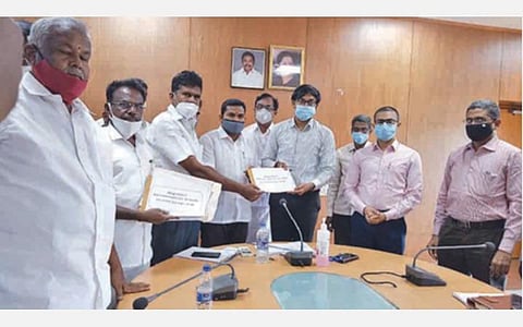 திருப்பூர் ஆட்சியர் அலுவலகத்தில் இறுதி வரைவு வாக்குச்சாவடி பட்டியலை, அங்கீகரிக்கப்பட்ட அரசியல் கட்சி பிரதிநிதிகள் முன்னிலையில் நேற்று வெளியிட்ட ஆட்சியர் க.விஜயகார்த்திகேயன். படம்: இரா.கார்த்திகேயன்.