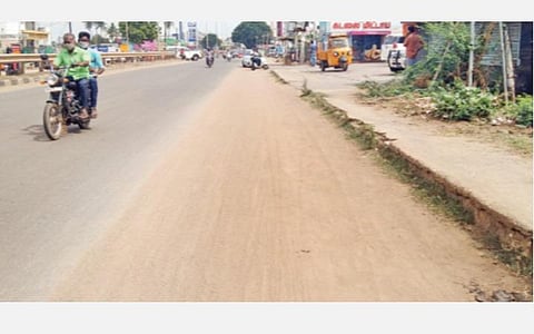 திருச்சி – தஞ்சாவூர் தேசிய நெடுஞ்சாலையில் அம்மன் நகர் அருகே சாலையோரத்தில் பரவிக்கிடக்கும் மணல்.படம்: எஸ்.கல்யாணசுந்தரம்