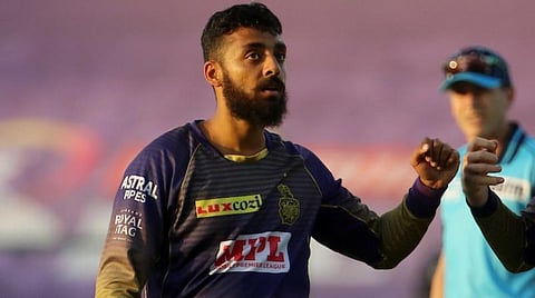 கொல்கத்தா அணியின் வெற்றிக்கு முக்கியக் காரணமாக இருந்து 5 விக்கெட்டுகளை வீழ்த்திய தமிழக வீரர் வருண் சக்ரவர்த்தி: படம் உதவி | ட்விட்டர்.
