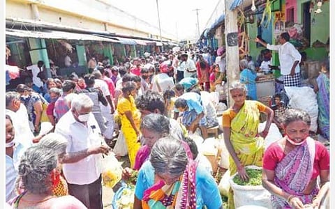மதுரை மாட்டுத்தாவணி மலர் சந்தையில் பூக்கள் வாங்கத் திரண்டிருந்த மக்கள். படம்:எஸ்.கிருஷ்ணமூர்த்தி