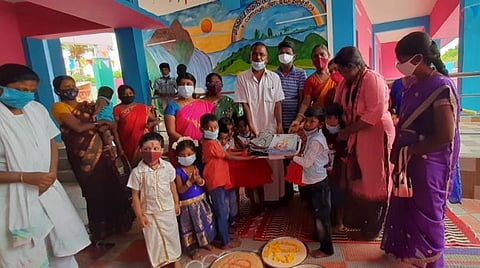 பள்ளியில் புதிதாக சேர்ந்த குழந்தைகளுக்கு விலையில்லா பாடப் புத்தகங்களை வழங்குகிறார் வட்டாரக் கல்வி அலுவலர் கா.மருதநாயகம்.
