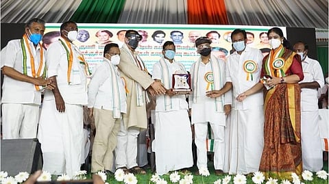 அரசுப் பள்ளி மாணவர்களின் உள் ஒதுக்கீடு தாமதத்தில் மத்திய அரசின் பொம்மையாக தமிழக அரசு செயல்படுகிறது: தமிழக காங்கிரஸ் மேலிடப் பார்வையாளர் தினேஷ் குண்டுராவ் குற்றச்சாட்டு