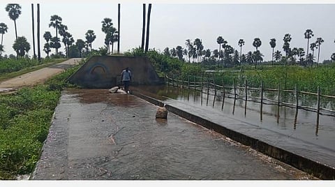 குரும்பேரி பெரிய ஏரி நிரம்பி உபரி நீர் வெளியேறியது.