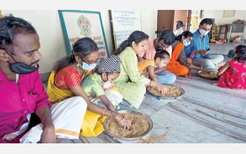 சென்னை ராஜா அண்ணாமலைபுரத்தில் உள்ள ஐயப்பன் கோயிலில் வித்யாரம்பம் நிகழ்ச்சி நேற்று நடைபெற்றது. ஏராளமான பெற்றோர் கலந்து கொண்டு தாம்பூல தட்டில் நிரப்பப்பட்டிருந்த நெல்மணிகளில் தங்களது குழந்தைகளின் கையை பிடித்து தமிழின் முதல் எழுத்தான 'அ' எழுத வைத்தனர். படம்: பு.க.பிரவீன்