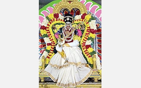 மல்லிகேஸ்வரர் கோயிலில் சரஸ்வதி தேவி அலங்காரத்தில் மல்லிகேஸ்வரி அம்பாள் அருள்பாலித்தார்.