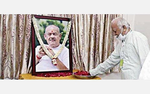 கோவையில், மறைந்த ஆர்ய வைத்திய சாலையின் தலைவர் கிருஷ்ணக்குமாரின் உருவப்படத்துக்கு மலர் தூவி அஞ்சலி செலுத்திய ஆர்.எஸ்.எஸ். தலைவர் மோகன் பாகவத்.