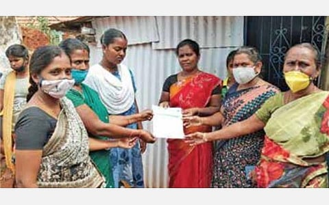 குழந்தை திருமணத்தை தடுக்க துண்டு பிரசுரங்கள்: கிராமங்கள் தோறும் வழங்கிய ஆசிரியைகள்