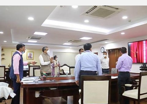கன்டெய்னர்களை நேரடியாக கொண்டும் செல்லும் வசதியை மன்சுக் மாண்டவியா தொடங்கி வைத்தார்.