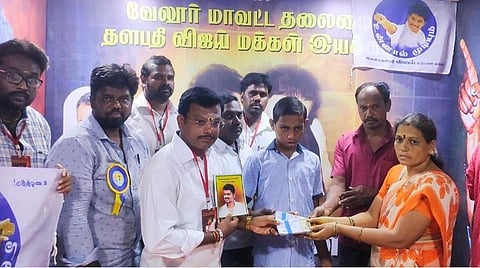மாணவரின் அறுவை சிகிச்சைக்கு ரூ.1 லட்சம் நிதியுதவி வழங்கிய வேலூர் மாவட்ட விஜய் மக்கள் இயக்கத்தின் தலைவர் வேல்முருகன் மற்றும் நிர்வாகிகள்.