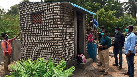 காலி தண்ணீர் பாட்டில்களில் உருவான குளியலறை கட்டிடம்: திடக்கழிவு மேலாண்மையில் தூத்துக்குடி மாநகராட்சி புதிய முயற்சி