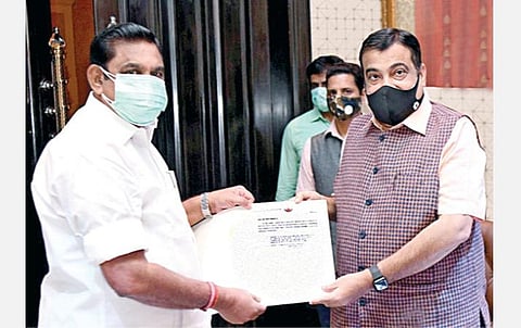 சென்னை வந்திருந்த மத்திய தரைவழி போக்குவரத்துத் துறை அமைச்சர் நிதின் கட்கரியை முதல்வர் பழனிசாமி நேற்று சந்தித்துப் பேசினார். அப்போது நெடுஞ்சாலை திட்டங்கள் குறித்த கோரிக்கை மனுவை அமைச்சரிடம் முதல்வர் அளித்தார்.