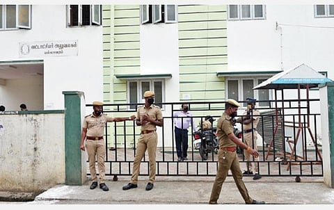 நில அபகரிப்பு வழக்கில் திமுக எம்.பி. ஜெகத்ரட்சகன் நேரில் ஆஜராக சம்மன் அனுப்பப்பட்டதைத் தொடர்ந்து, பல்லாவரம் வட்டாட்சியர் அலுவலகத்தில் பலத்த போலீஸ் பாதுகாப்பு போடப்பட்டிருந்தது. படம்: எம்.முத்துகணேஷ்