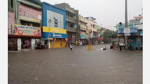 சென்னை, புறநகரில் விடிய விடிய கனமழை: 18 செ.மீ. மழையால் சாலையில் வெள்ளம்