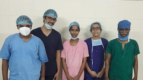 அறுவை சிகிச்சை மேற்கொண்ட சிதம்பரம் அரசு மருத்துவமனை மருத்துவர்கள் குழுவினர்.