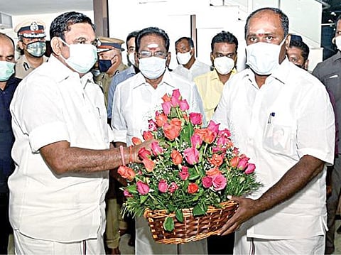 மதுரை விமான நிலையத்தில் முதல்வரை வரவேற்ற வருவாய்த் துறை அமைச்சர் ஆர்.பி.உதயகுமார். உடன் கூட்டுறவுத் துறை அமைச்சர் செல்லூர் கே.ராஜூ.
