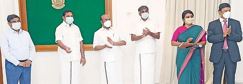 சென்னை நந்தனத்தில் கட்டப்பட்டுள்ள ஒருங்கிணைந்த வணிகவரி, பதிவுத் துறை கட்டிடம், ராஜபாளையம், பழநியில் கட்டப்பட்டுள்ள ஒருங்கிணைந்த வணிகவரி அலுவலக கட்டிடங்கள், மதுரை வணிகவரி அலுவலகத்தில் நிறுவப்பட்டுள்ள 3 மின்தூக்கிகள் ஆகியவற்றை முதல்வர் பழனிசாமி நேற்று காணொலியில் திறந்துவைத்தார். உடன் அமைச்சர்கள் ஜெயக்குமார், கே.சி.வீரமணி, தலைமைச் செயலாளர் க.சண்முகம், வணிகவரி, பதிவுத் துறை செயலாளர் பீலா ராஜேஷ், வணிகவரி ஆணையர் சித்திக்.