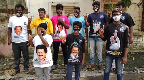 ‘இப்ப இல்லன்னா எப்பவும் இல்ல’; ரஜினி வீட்டின் முன் திரளும் ரசிகர்கள்: சென்னையில் ஒட்டப்பட்டுள்ள ஆதரவு போஸ்டர்