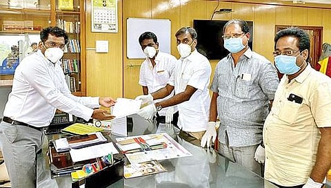 திருவண்ணாமலை நகர மக்களின் குடிநீர் பிரச்சினையை தீர்க்க வலியுறுத்தி தனது தந்தை எ.வ.வேலு கொடுத்து அனுப்பிய கடிதத்தை ஆட்சியர் கந்தசாமியை நேற்று முன் தினம் சந்தித்து வழங்கிய திமுக மருத்துவரணி மாநில துணைத் தலைவர் எ.வ.வே.கம்பன்.