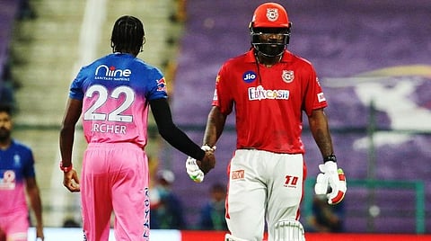 ஆர்ச்சர் பந்துவீச்சில் போல்டாகி சதத்தை தவறவிட்ட கெயில் பேட்டை வீசி எறிந்தார். அந்த கோபத்தில் வெளியேறும்போது ஆர்ச்சருக்கு கைகொடுத்து தனது ஸ்போர்ட்ஸ்மேன்ஷிப்பை கெயில் வெளிப்படுத்திய காட்சி : படம் உதவி ட்விட்டர்