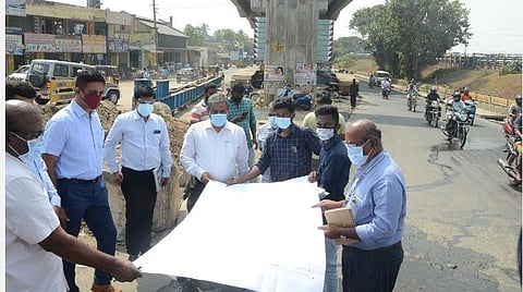 ரூ.121 கோடியில் உக்கடம் மேம்பாலப் பணி: கோவை ஆட்சியர் நேரில் ஆய்வு