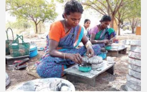 சிவகாசி அருகே பட்டாசு ஆலை ஒன்றில் பட்டாசு தயாரிக்கும் தொழிலாளர்கள்.