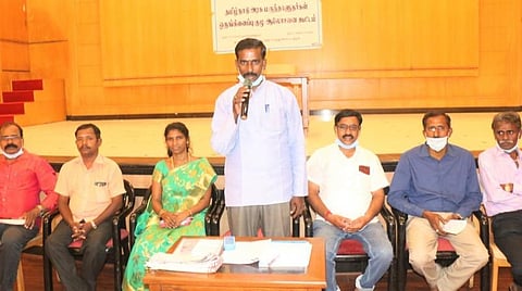 திருச்சியில் இன்று நடைபெற்ற தமிழ்நாடு அரசு மருந்தாளுநர்கள் ஒருங்கிணைப்புக் குழுவின் கூட்டத்தில் பேசுகிறார் குழுவின் ஒருங்கிணைப்பாளர் எஸ்.ராஜாராம்.