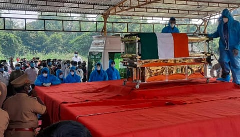 மூவர்ணக் கொடி போர்த்தப்பட்ட அமைச்சரின் உடல்