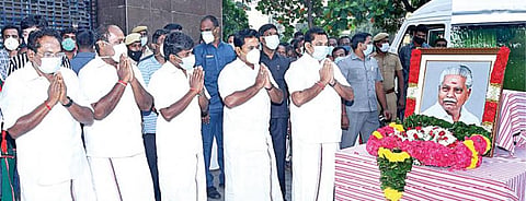 தஞ்சாவூர் மாவட்டம் ராஜகிரியில் அமைச்சர் துரைக்கண்ணுவின் உருவப் படத்துக்கு நேற்று மலர்வளையம் வைத்து அஞ்சலி செலுத்திய துணை முதல்வர் ஓ.பன்னீர்செல்வம் மற்றும் அமைச்சர்கள்.