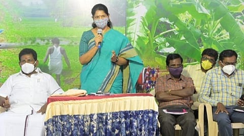 தூத்துக்குடி மாவட்டம் குரும்பூரில் விவசாயிகளுடன் கனிமொழி எம்பி கலந்துரையாடினார்