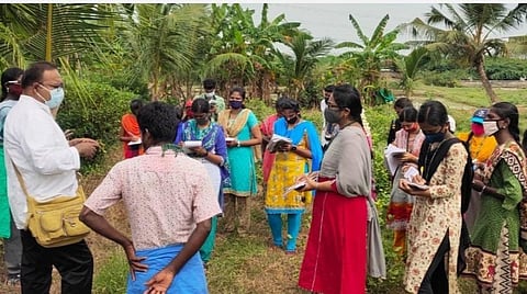 காரைக்கால் மாவட்டம், பேட்டை கிராமத்தில் பாரிஜாத மலர் சாகுபடி குறித்த களப்பயிற்சியில் பங்கேற்ற காரைக்கால் பண்டித ஜவஹர்லால் நேரு வேளாண் கல்லூரி மற்றும் ஆராய்ச்சி நிலைய மாணவர்கள்.