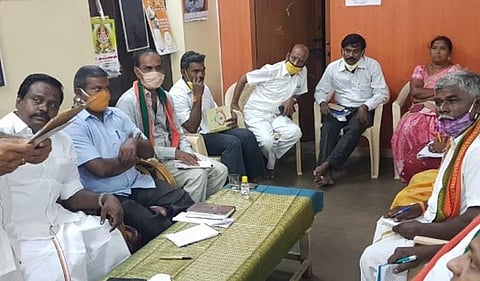 கருப்பு முருகானந்தம் (அமர்ந்திருப்பவர்களில் இடமிருந்து முதலாவதாக)