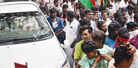 திருநெல்வேலி மாவட்ட ஆட்சியர் அலுவலகம் முன் கடந்த திங்கள்கிழமை காணப்பட்ட நெரிசல். படம்: மு.லெட்சுமி அருண்