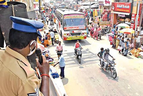 ஈரோடு கடைவீதி பகுதியில் கரோனா பரவலைத் தடுக்க முகக்கவசம் அணிதல் மற்றும் சமூக இடைவெளியைப் பின்பற்ற வேண்டுமென காவல்துறை மூலம் அறிவுறுத்தப்படுகிறது.