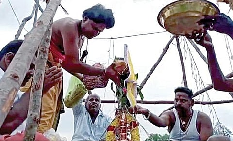 காஞ்சிபுரம்-உத்திரமேரூர் சாலையில் உள்ள கருவேப்பம்பூண்டி கிராமத்தில் வரசித்தி விநாயகர் மற்றும் தர்மசாஸ்தா கோயில் நடைபெற்ற குடமுழுக்கு விழாவில், புனித நீர் ஊற்றும் சிவாச்சாரியர்கள்.