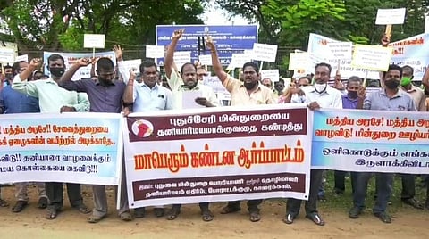 காரைக்கால் அகில இந்திய வானொலி நிலையம் முன்பு ஆர்ப்பாட்டத்தில் ஈடுபட்ட மின்துறை ஊழியர்கள்.