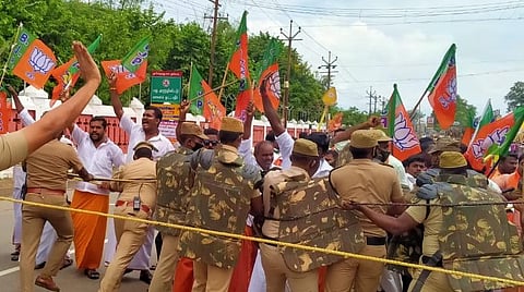 பாஜகவினரைத் தடுத்து நிறுத்திய போலீஸார்.