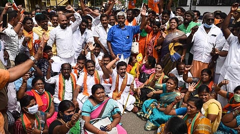 சாலை மறியலில் ஈடுபட்ட பாஜகவினர். | படம்: ஞானவேல்முருகன்