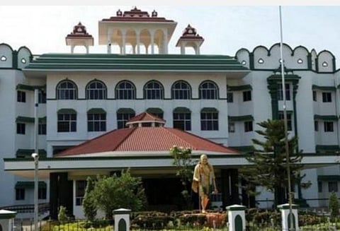 தூத்துக்குடி தற்காலிகக் கடைகளுக்கு வாடகை வசூலிக்கத் தடை கோரி வழக்கு: மாவட்ட ஆட்சியர், ஆணையர் பதிலளிக்க உத்தரவு