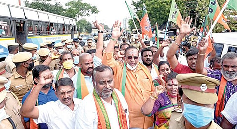 திருத்தணியில் நடைபெற இருந்த பாஜகவின் வேல் யாத்திரையில் பங்கேற்க சென்ற செங்கல்பட்டு மாவட்ட பாஜகவினரை, பெருங்களத்தூரில் போலீஸார் தடுத்து நிறுத்தினர். இதனால் அவர்கள் ஆர்ப்பாட்டத்தில் ஈடுபட்டனர். படம்: எம்.முத்துகணேஷ்