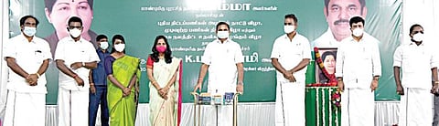 திருப்பூரில் நேற்று நடைபெற்ற ஆய்வுக் கூட்டத்தில் பங்கேற்க வந்த முதல்வர் பழனிசாமி, காரிலிருந்து வெளியில் வந்து கையசைத்து பொதுமக்களின் வரவேற்பை ஏற்றுக்கொண்டார். படம்: பெ.சீனிவாசன்