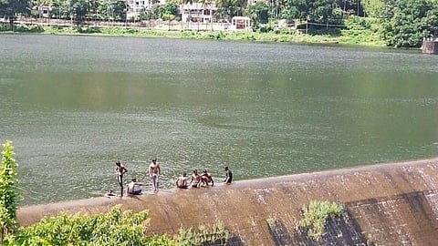 தடையை மீறி குண்டாறு அணையில் குளிக்கும் இளைஞர்கள்: கடும் நடவடிக்கை எடுக்க சமூக ஆர்வலர்கள் வலியுறுத்தல்