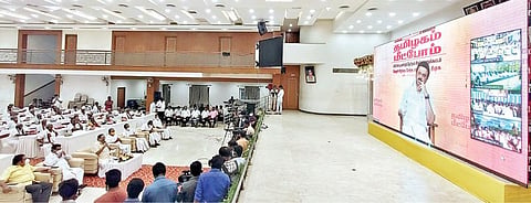 தமிழகம் மீட்போம் என்ற தலைப்பில் காணொலி காட்சி வாயிலாக நடந்த பொதுக்கூட்டத்தில் பேசும் திமுக தலைவர் ஸ்டாலின். இதில், திமுக பொதுச்செயலாளர் துரைமுருகன், நாடாளுமன்ற உறுப்பினர் கதிர்ஆனந்த், சட்டப்பேரவை உறுப்பினர்கள் நந்தகுமார், கார்த்திகேயன் மற்றும் திமுக நிர்வாகிகள் பலர் கலந்து கொண்டனர். படம்: வி.எம்.மணிநாதன்.