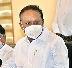 வேலூரில் நேற்று செய்தியாளர்களை சந்தித்த செ.கு.தமிழரசன்.