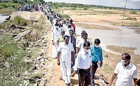 இரும்புலிச்சேரியில் சேதமடைந்த பாலாற்றுப் பாலத்தை சீரமைப்பது தொடர்பாக செங்கை ஆட்சியர் ஜான்லூயிஸ் நேற்று ஆய்வு மேற்கொண்டார்.
